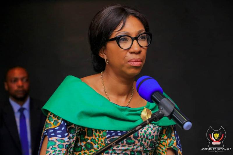 Jeanine Mabunda soutient les enfants des militaires et policiers face à la Covid-19.
