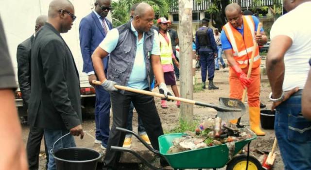 RDC/KINSHASA : Gentiny Ngobila sanctionne 4 bourgmestres pour laxisme dans l’opération KINSHASA-BOPETO