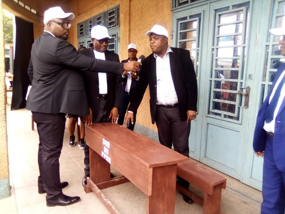 RDC-Education: FPEN fait un don de 300 bancs à l’Ecole Primaire de Kisenso