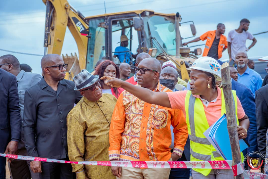 RDC-Société : le Premier Ministre sur terrain pour inspecter les travaux de réhabilitation des routes menacées par des érosions  à travers la ville de Kinshasa