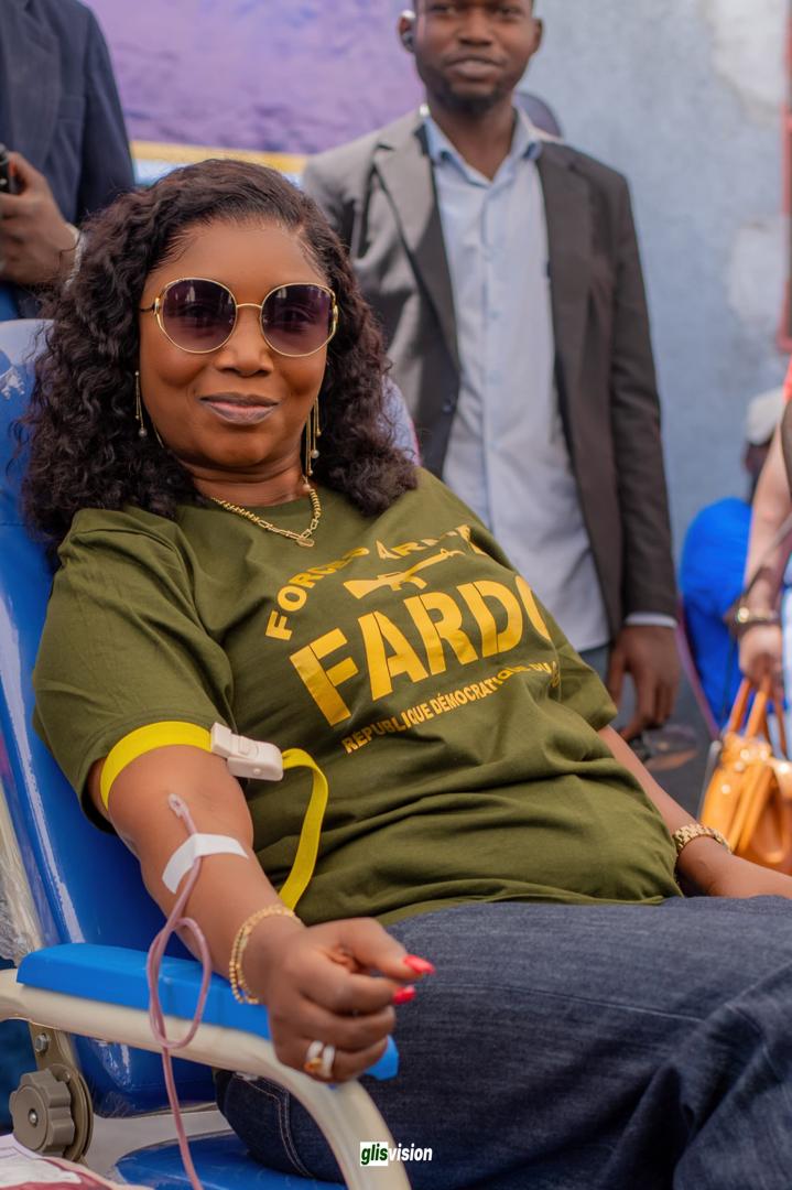 Effort de Guerre en RDC : La DGA de LMC SA, Gisèle MBWANSIEM fait un don de sang pour ses compatriotes