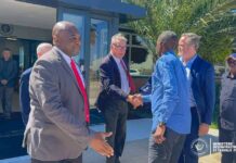 RDC-Infrastructures : Le ministre John Banza à Port Elisabeth pour finaliser le déploiement de 1000 engins vers le pays