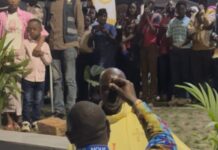 Geste de cœur princier à Mbuji – Mayi: Cédrick Tshibuyi célèbre 30 ans de fidélité sacerdotale de l’abbé Blaise Kanda avec un cadeau d’exception