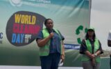 À Kinshasa, la lutte contre les déchets plastiques ne se limite plus au nettoyage des rues. Elle s’organise aussi autour de la récupération, du tri et de la valorisation des bouteilles usagées. Présent lors du World Cleanup Day organisé à Kinshasa, Kintoko, programme du groupe Angel porté par OK Plast, a rappelé l’importance d’un geste simple : ne pas jeter les bouteilles plastiques dans les caniveaux et les espaces publics, mais les orienter vers les points de collecte.