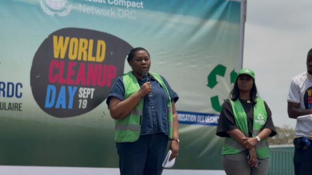 À Kinshasa, la lutte contre les déchets plastiques ne se limite plus au nettoyage des rues. Elle s’organise aussi autour de la récupération, du tri et de la valorisation des bouteilles usagées. Présent lors du World Cleanup Day organisé à Kinshasa, Kintoko, programme du groupe Angel porté par OK Plast, a rappelé l’importance d’un geste simple : ne pas jeter les bouteilles plastiques dans les caniveaux et les espaces publics, mais les orienter vers les points de collecte.
