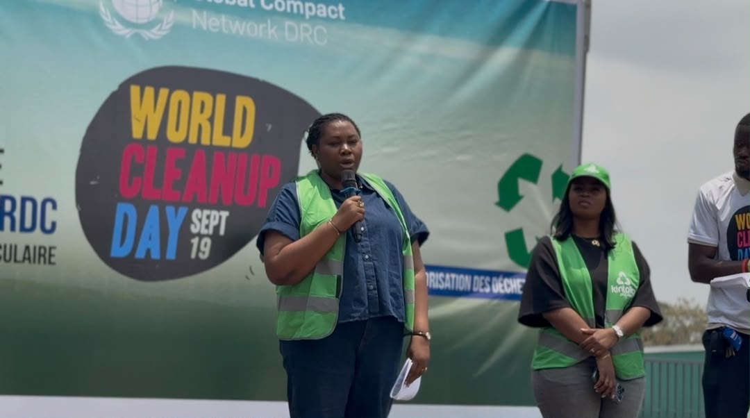 À Kinshasa, la lutte contre les déchets plastiques ne se limite plus au nettoyage des rues. Elle s’organise aussi autour de la récupération, du tri et de la valorisation des bouteilles usagées. Présent lors du World Cleanup Day organisé à Kinshasa, Kintoko, programme du groupe Angel porté par OK Plast, a rappelé l’importance d’un geste simple : ne pas jeter les bouteilles plastiques dans les caniveaux et les espaces publics, mais les orienter vers les points de collecte.